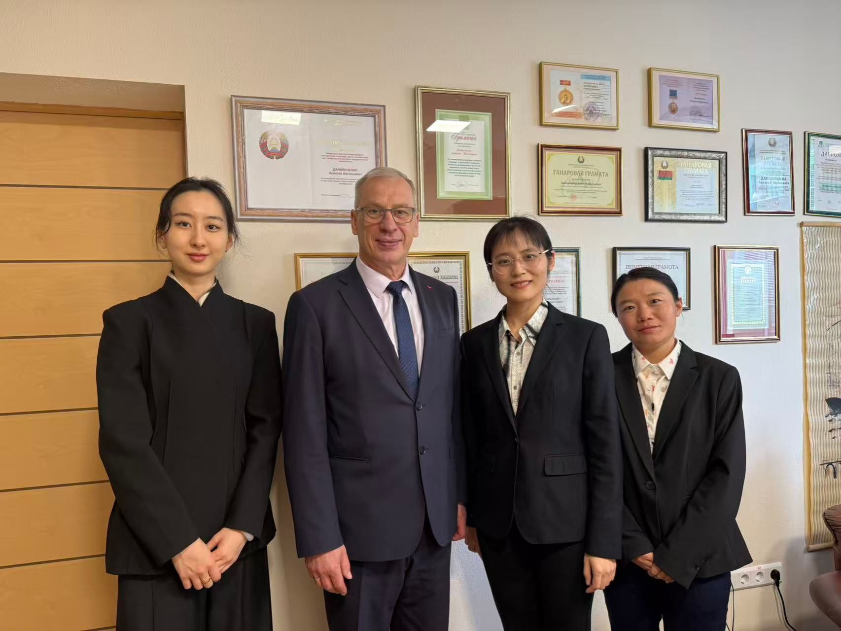 学校教师代表团受到市场营销、管理、创业学院院长阿列克谢·瓦西里耶维奇亲切接见